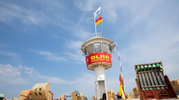 Ein Wachturm der DLRG-Wasserrettung an der Ostsee: Weht wie hier nur die gelb-rote Flagge, ist das Baden gefahrlos m&ouml;glich. - &copy; Christian Charisius/dpa/dpa-tmn