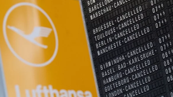 Annulliert sind fast alle Flüge auf der Anzeigetafel im Flughafen Frankfurt. - © Boris Roessler/dpa/Archivbild