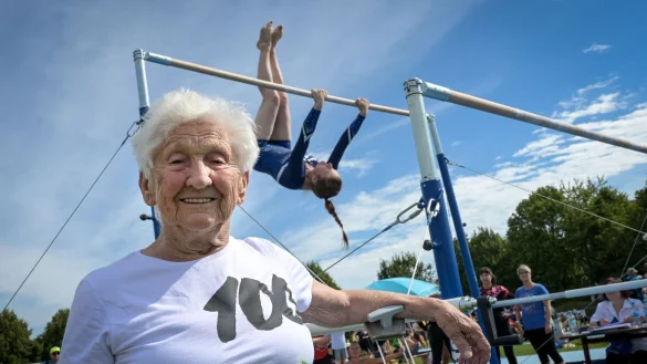 Turnfest mit 98 Jahren. Johanna Quaas\\\' Lebensmotto lautet: immer in Bewegung bleiben. (Archivbild) - &copy; Heiko Rebsch/dpa