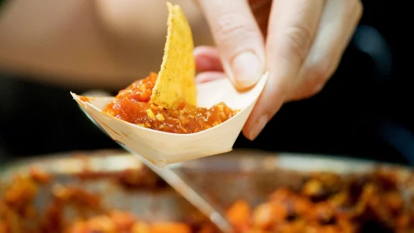 Wer Chili sin Carne zubereiten m&ouml;chte, greift gern auf Veggie-Hack zur&uuml;ck. - &copy; Klaus-Dietmar Gabbert/dpa-tmn