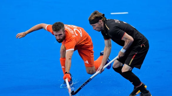 Martin Zwickler (r) im Zweikampf mit dem Niederl&auml;nder Steijin Van Heijningen. - &copy; Aijaz Rahi/AP