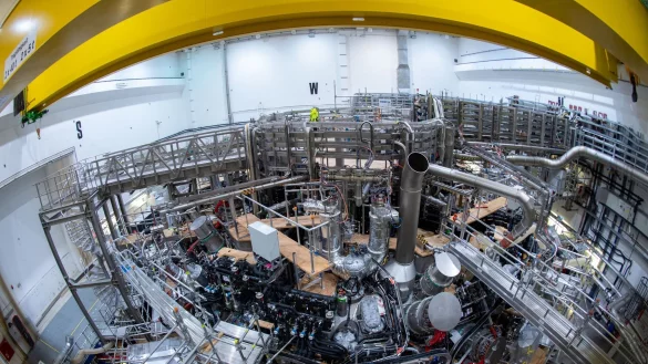 Das Kernfusionsexperiment &laquo;Wendelstein 7-X&raquo; startet in eine neue hei&szlig;e Phase und soll mit Hunderten Experimenten Grundlagen f&uuml;r m&ouml;gliche Kernfusionskraftwerke schaffen. - &copy; Stefan Sauer/dpa