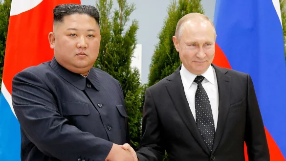 Russlands Pr&auml;sident Wladimir Putin (r) und Nordkoreas Machthaber Kim Jong Un haben sich bereits im vergangenen Jahr getroffen. - &copy; Alexander Zemlianichenko/AP Pool/dpa