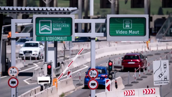 Auf einigen Routen müssen Autofahrer in Österreich zusätzlich zur Vignettenpflicht eine sogenannte Streckenmaut bezahlen. - © Sven Hoppe/dpa