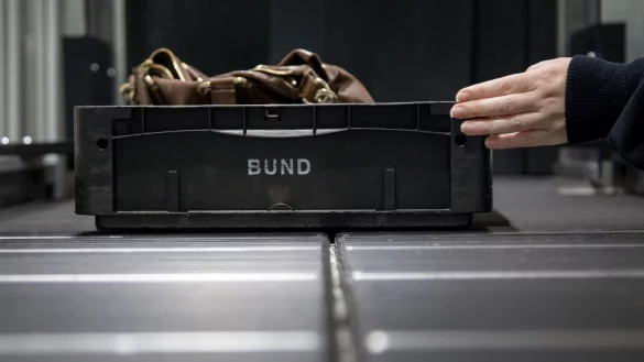 &laquo;Airport Tray Aesthetic&raquo; nennt sich ein neuer Social-Media-Trend. Die Handgep&auml;ckst&uuml;cke werden dabei stilvoll in der Sicherheitswanne drapiert - was f&uuml;r Stillstand und Unmut an der Sicherheitskontrolle sorgt. - &copy; Christin Klose/dpa-tmn