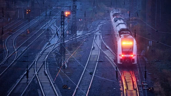 Ein Rhein-Ruhr-Express durchfährt den Rangierbahnhof Hagen-Vorhalle. - © Bernd Thissen/dpa/Archivbild