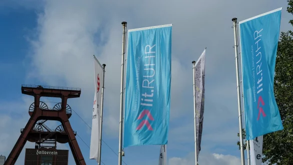 Nur einer von mehreren besonderen Spielorten: Auf Zollverein lesen unter anderem Donna Leon und Andrea Petkovic - © Claudia Ast-Jürgens/Lit.Ruhr/dpa