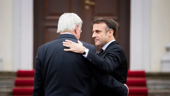 Bundespr&auml;sident Frank-Walter Steinmeier (l.) begr&uuml;&szlig;t Emmanuel Macron vor einem Gespr&auml;ch Ende Januar am Schloss Bellevue. - &copy; Christoph Soeder/dpa