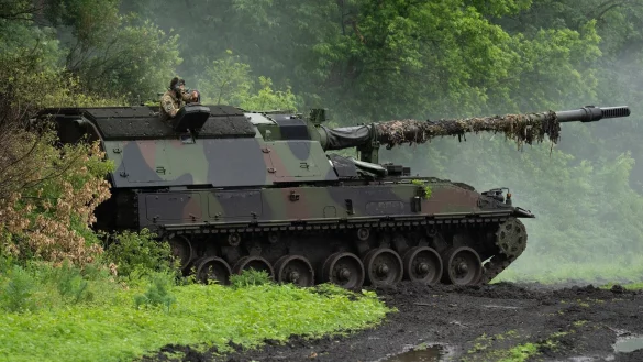 Eine deutsche Panzerhaubitze 2000 der ukrainischen Armee steht an der Frontlinie in der N&auml;he von Bachmut. - &copy; Efrem Lukatsky/AP/dpa