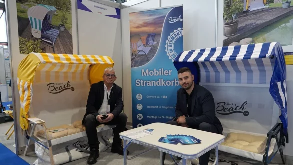 Ronald (l) und Robin Brockmann pr&auml;sentieren in Genf ihre mobilen Strandk&ouml;rbe. - &copy; Christiane Oelrich/dpa