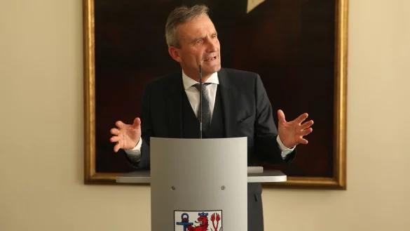 An einem Pult im Düsseldorfer Rathaus redet der ehemaligen Oberbürgermeister Thomas Geisel. - © David Young/dpa/Archivbild