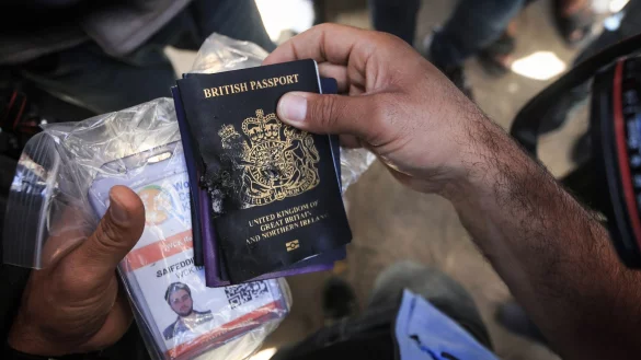 Ein Ausweis eines der bei einem israelischen Luftangriff get&ouml;teten Mitglieder der Hilfsorganisation World Central Kitchen. - &copy; Mohammed Talatene/dpa