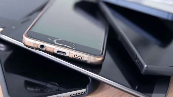 Wer ein altes Smartphone verwenden m&ouml;chte, sollte darauf achten, dass es immer noch sicherheitsrelevante Updates hierf&uuml;r gibt. - &copy; Karolin Kr&auml;mer/dpa-tmn/dpa