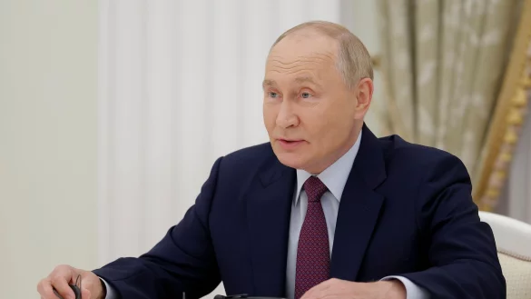 Der russische Präsident Wladimir Putin hat im Krieg gegen die Ukraine immer wieder auf das Abschreckungspotenzial seiner Atomwaffen hingewiesen und passt nun die entsprechende Dokumente an. - © Maxim Shemetov/Pool Reuters/AP