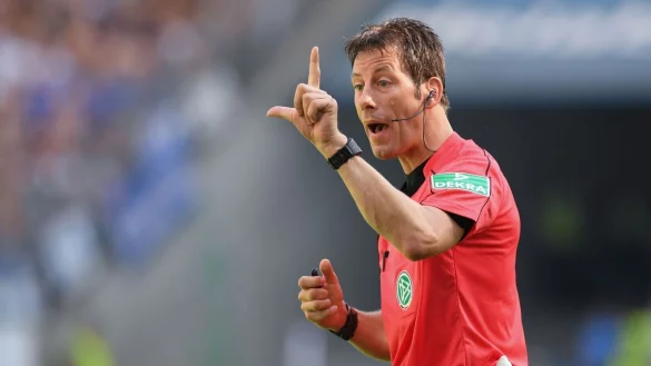 Schiedsrichter Wolfgang Stark gestikuliert. Der fr&uuml;here Schiedsrichter spricht sich gegen die Relegation aus. - &copy; Arne Dedert/dpa