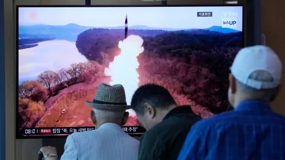 Starts und selbst Tests ballistischer Raketen sind Nordkorea durch UN-Beschl&uuml;sse verboten. Die F&uuml;hrung in Pj&ouml;ngjang setzt sich aber immer wieder &uuml;ber diese Verbote hinweg. - &copy; Ahn Young-joon/AP