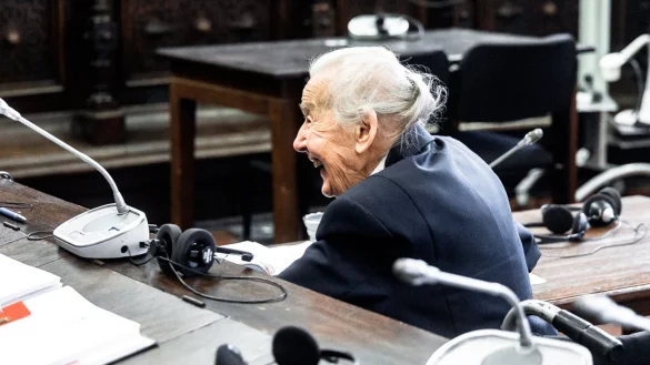 Die angeklagte Holocaust-Leugnerin Ursula Haverbeck. - © Markus Scholz/dpa Pool/dpa