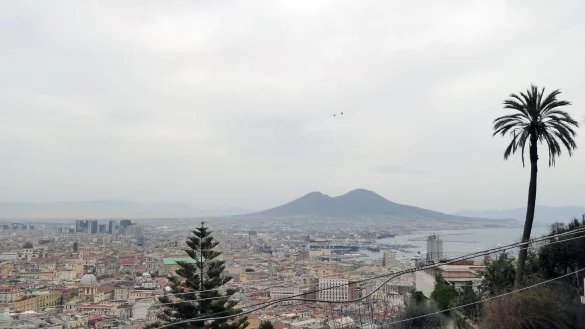 Hinauf auf das Castel Sant\'Elmo: Nirgendwo ist der Ausblick auf Neapel und den Vesuv sch&ouml;ner. - &copy; Alexandra Stahl/dpa-tmn