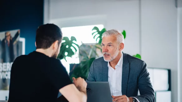 Ernstes Gespr&auml;ch mit der F&uuml;hrungskraft: Wer pl&ouml;tzlich f&uuml;r andere Aufgaben abgezogen wird, f&uuml;hlt sich h&auml;ufig erst mal &uuml;berrumpelt. - &copy; Zacharie Scheurer/dpa-tmn