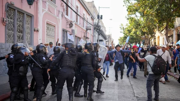 Die Polizei versucht, Anhänger des gewählten guatemaltekischen Präsidenten Arévalo zurückzuhalten, die vor dem Kongress in Guatemala-Stadt gegen eine Verzögerung des Beginns der Legislaturperiode protestieren. - © Santiago Billy/AP