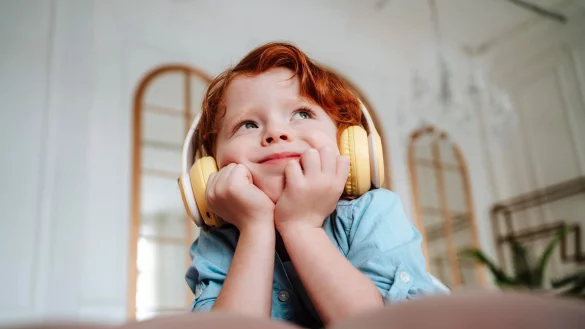 Kopfh&ouml;rer f&uuml;r Kinder unterscheiden sich von Modellen f&uuml;r Erwachsene, insbesondere durch die Gr&ouml;&szlig;e der B&uuml;gel und die Passform. - &copy; Maria Diachenko/Westend61/Maria Diachenko/Westend61/dpa