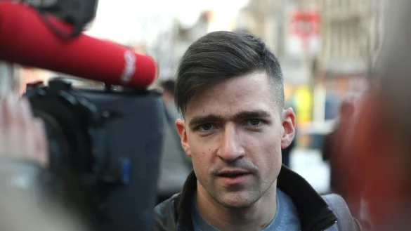 Martin Sellner hatte bei dem Treffen radikaler Rechter am 25. November in Potsdam nach eigenen Angaben über «Remigration» gesprochen (Archivbild). - © Georg Hochmuth/APA/dpa