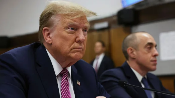 Vor dem Gerichtsgeb&auml;ude in New York, in dem der Schweigegeld-Prozess gegen Ex-US-Pr&auml;sident Donald Trump stattfindet, hat sich ein Mann in Brand gesetzt. - &copy; Spencer Platt/POOL Getty Images/AP/dpa