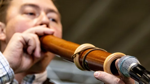 Teilnehmer Fabian Menzel bei seinem Hirschruf. - &copy; Christoph Reichwein/dpa