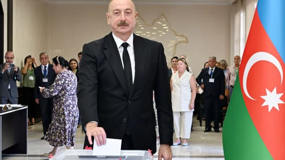 Aserbaidschans Präsident Aliyev gibt seine Stimme bei der Parlamentswahl ab (Archivbild) - © Uncredited/Azerbaijani Presidential Press Office/AP/dpa