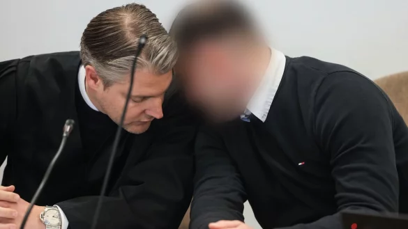 Der Angeklagte (r) mit seinem Anwalt im K&ouml;lner Landgericht. - &copy; Oliver Berg/dpa