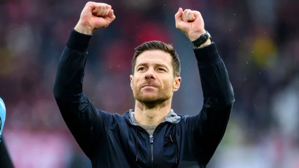 Leverkusens Trainer Xabi Alonso jubelt nach dem Spiel. - &copy; Tom Weller/dpa