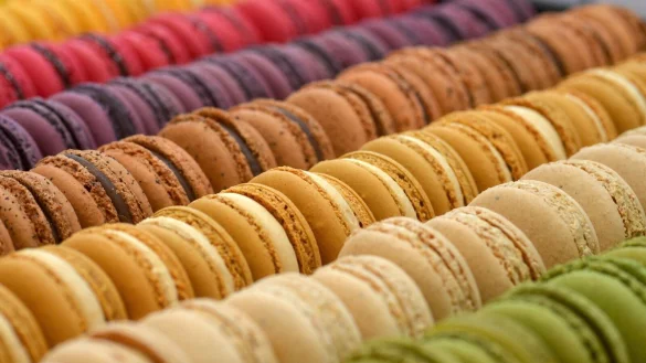 Bunt, bunter, Macarons: Blick auf eine Auswahl des Trend-Gebäcks in Brüssel. (Archivbild von 2014) - © picture alliance / dpa