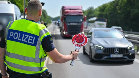 Hoch die Kelle: Ein Bundespolizist kontrolliert den Verkehr auf dem Weg zur Fu&szlig;ball-Europameisterschaft. Polizeivertreter aus NRW fordern eine Fortsetzung. (Archivfoto) - &copy; Patrick Pleul/dpa