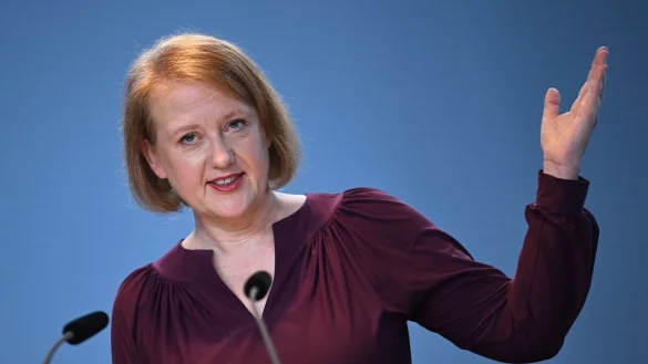 Bundesfamilienministerin Lisa Paus: &laquo;Wir erm&ouml;glichen durch Digitalisierung, dass Familien aktiv angesprochen werden, wenn sie eben Anspruch haben auf zus&auml;tzliche Leistungen.&raquo; - &copy; Britta Pedersen/dpa