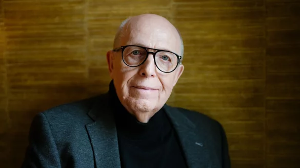 Der fr&uuml;here Bundesliga-Manager Reiner Calmund steht in einem Hotel. - &copy; Oliver Dietze/dpa