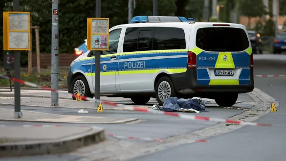 Am S-Bahnhof in Lauf an der Pegnitz nahe Nürnberg soll ein 34-Jähriger auf Bundespolizisten mit einem Messer losgegangen sein. - © Daniel Löb/dpa