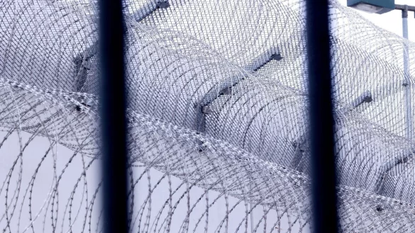 Sogenannter Nato-Draht sichert einen Bereich in der Justizvollzugsanstalt in Willich. - &copy; David Young/dpa/Archivbild