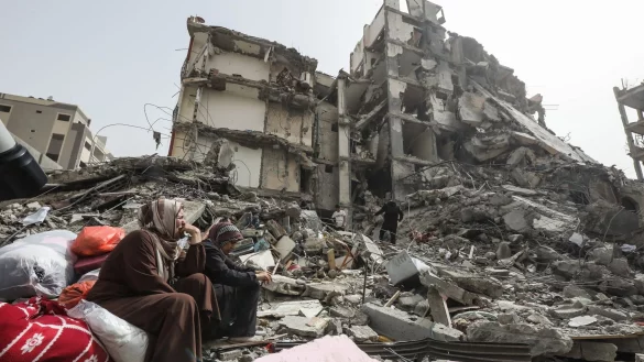 Pal&auml;stinenserinnen sitzen auf Tr&uuml;mmern im Fl&uuml;chtlingslager Nuseirat im Gazastreifen nach dem Abzug der israelischen Streitkr&auml;fte (IDF). - &copy; Omar Naaman/dpa