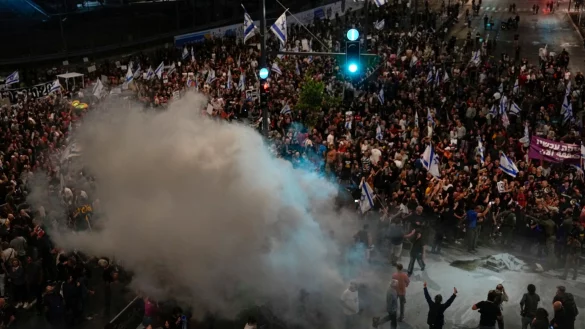 Angeh&ouml;rige und Unterst&uuml;tzer der israelischen Geiseln fordern bei einer Demonstration in Tel Aviv ihre Freilassung. - &copy; Ohad Zwigenberg/AP/dpa