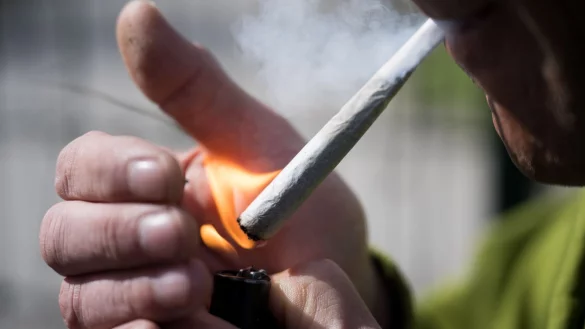 Ein Mann raucht einen Joint. Der Bundesrat hatte am 22. M&auml;rz 2024 den Weg zur Teil-Legalisierung von Cannabis zum 1. April freigemacht. - &copy; Sebastian Gollnow/dpa