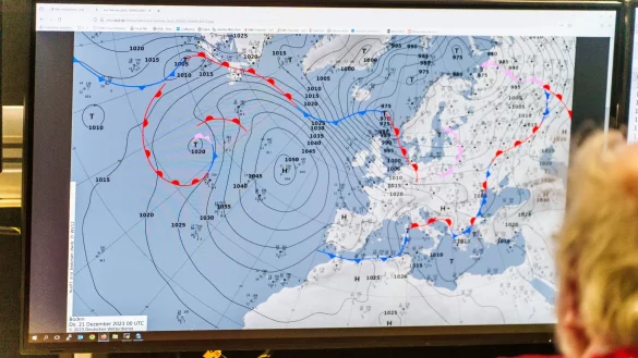 Ein Mitarbeiter des DWD sitzt im Leitstand des Gro&szlig;rechenzentrums vor einem Bildschirm mit einem Vorhersage-Modell. - &copy; Andreas Arnold/dpa