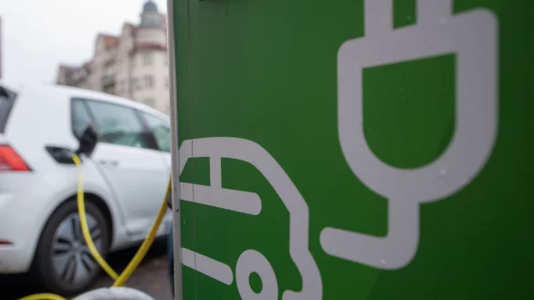 Einer Studie zufolge d&uuml;rften E-Autos im kommenden Jahr einen Marktanteil von 20 bis 24 Prozent erreichen. (Archivbild) - &copy; Hendrik Schmidt/dpa