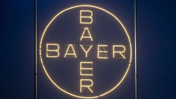 Das Bayer-Kreuz, das Logo des Unternehmens, leuchtet auf dem Werksgel&auml;nde von Bayer in Leverkusen. - &copy; Thomas Banneyer/dpa