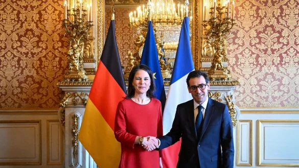 Bundesau&szlig;enministerin Annalena Baerbock und Frankreichs Au&szlig;enminister Stephane Sejourne begr&uuml;&szlig;en sich vor ihrem Gespr&auml;ch in Paris. - &copy; Soeren Stache/dpa