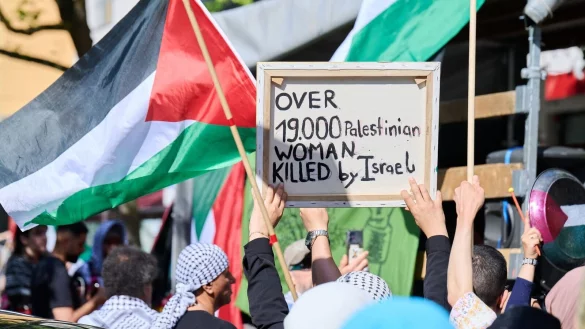 Die Demonstranten zogen am Samstag von der Schlossstra&szlig;e in Steglitz zum Innsbrucker Platz. - &copy; Annette Riedl/dpa