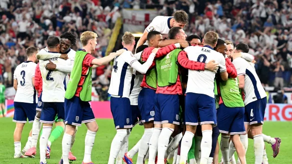 Englands Spieler bejubeln das Tor zum 2:1. - &copy; Bernd Thissen/dpa