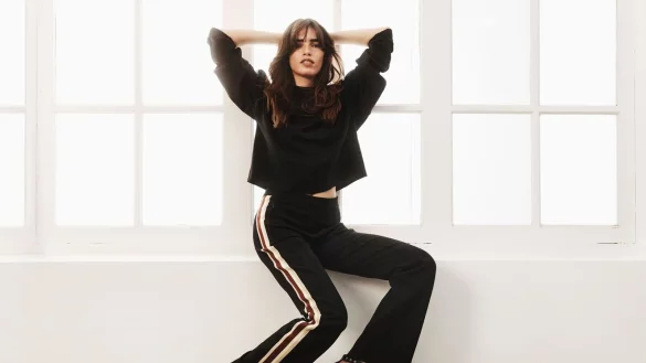 Flared Pants passen auch zum sportlichen Look. Hier mit weitem, kurzem Oberteil von ba&sh (Hose ca. 250 Euro, Oberteil ca. 350 Euro). - © ba&sh/dpa-tmn