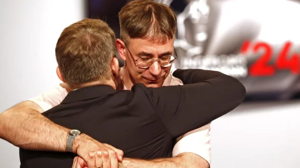 Tijan Sila (hinten) hat den Ingeborg-Bachmann-Preis 2024 gewonnen. - &copy; Gert Eggenberger/APA/dpa