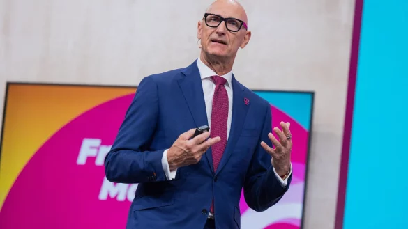 Timotheus H&ouml;ttges, Vorstandsvorsitzender, spricht auf der Hauptversammlung der Deutschen Telekom. - &copy; Rolf Vennenbernd/dpa