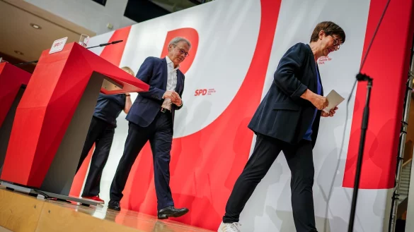 Nach dem Wahldebakel: SPD-Spitzenleute verlassen ihre Pressekonferenz - &copy; Kay Nietfeld/dpa